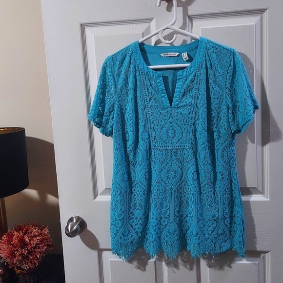 Beautiful Lace Tunic Style Blouse Size Medium - Picture 1 of 10
